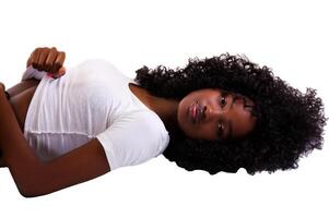 attrayant svelte africain américain femme allongé sur retour photo