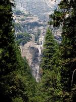 cascade yosemite nationale parc Californie encadré par des arbres photo