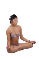 Jeune attrayant pacifique insulaire femme lotus position photo