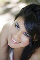 Jeune souriant portrait attrayant hispanique femme en plein air photo