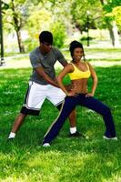 africain américain homme et femme exercice dans parc photo