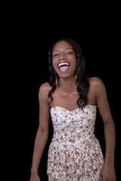 Jeune africain américain femme ouvert bouche rire photo