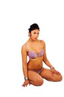 attrayant pacifique insulaire femme a genou dans violet lingerie photo