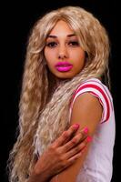 svelte attrayant africain américain femme dans blond perruque photo