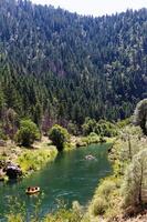 klamath, Californie, 2012 - Hommes et femmes dans rivière radeaux sur l'eau nord Californie des arbres photo