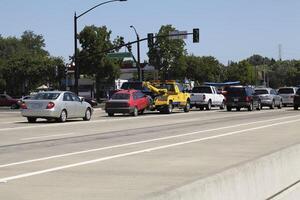 folsom, Californie, 2010 - Jaune remorquer un camion tirant rouge voiture dans circulation photo