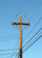 en bois Téléphone pôle Puissance pôle contre bleu ciel photo