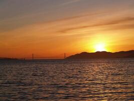 le coucher du soleil d'or porte pont et baie de Berkeley photo