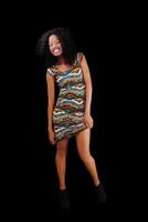 souriant africain américain femme permanent dans robe photo