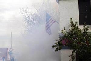 Marysville, Californie, 2011 - fumée en hausse autour bâtiment obscurcissant nous drapeau photo