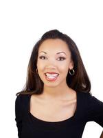 Jeune noir femme souriant avec un appareil dentaire sur plus haut les dents photo