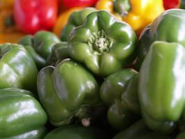 cloche poivrons vert rouge et Jaune photo