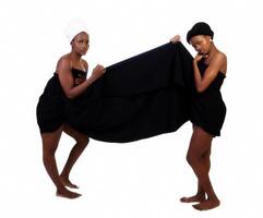 deux noir sœurs permanent enveloppé dans tissu photo