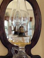 vieux verre ouragan lampe réfléchi dans miroir photo