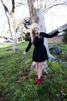 blond caucasien femme en plein air noir robe rouge des chaussures photo