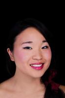portrait Japonais américain femme souriant avec rouge arc dans cheveux photo