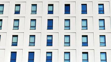 vue de une blanc moderne appartement bâtiment. parfait symétrie avec bleu ciel. géométrique architecture détail moderne béton structure bâtiment. abstrait béton architecture. photo