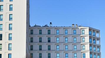 vue de une blanc moderne appartement bâtiment. parfait symétrie avec bleu ciel. géométrique architecture détail moderne béton structure bâtiment. abstrait béton architecture. photo