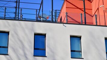 vue de une blanc moderne appartement bâtiment. parfait symétrie avec bleu ciel. géométrique architecture détail moderne béton structure bâtiment. abstrait béton architecture. photo