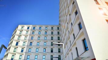 vue de une blanc moderne appartement bâtiment. parfait symétrie avec bleu ciel. géométrique architecture détail moderne béton structure bâtiment. abstrait béton architecture. photo