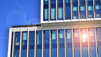 moderne Bureau bâtiment dans le ville avec les fenêtres et acier et aluminium panneaux mur. contemporain commercial architecture, verticale convergent géométrique lignes. photo