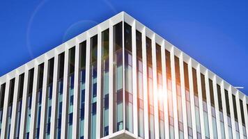 moderne Bureau bâtiment dans le ville avec les fenêtres et acier et aluminium panneaux mur. contemporain commercial architecture, verticale convergent géométrique lignes. photo