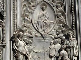 Florence cathédrale Père Noël maria dei fiori Italie - détail de sculpture de porte photo