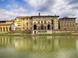 uffizi Galerie musée bâtiment vue de arno rivière Florence Italie photo