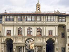 uffizi Galerie musée bâtiment vue de arno rivière Florence Italie photo