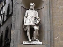 Benvenuto cellini statue dans le uffizi Cour, dans Florence. photo