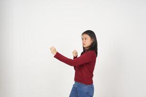 Jeune asiatique femme dans rouge T-shirt perforation poing à bats toi isolé sur blanc Contexte photo