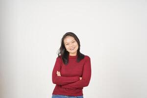 Jeune asiatique femme dans rouge T-shirt franchi bras et souriant à caméra isolé sur blanc Contexte photo