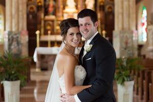 ai généré la mariée et jeune marié souriant dans mariage tenue dans église, posant pour photo avec éclat