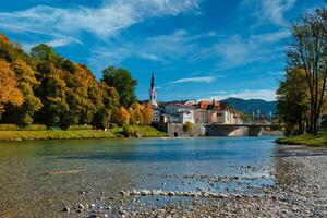 mal tolz pittoresque recours ville dans Bavière, Allemagne dans l'automne et isar rivière photo