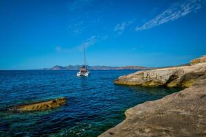 yacht bateau à sarakiniko plage dans égéen mer, milos île , Grèce photo