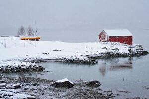 rouge rorbu maison dans hiver, lofoten îles, Norvège photo