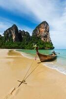 Bateau à longue queue sur la plage, Thaïlande photo