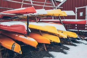 kayaks dans hiver dans reine pêche village, Norvège photo