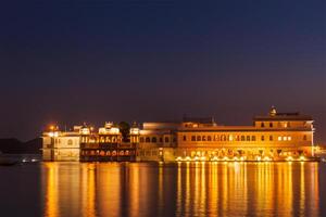 Lac palais palais sur Lac pichola dans crépuscule, udaïpur, Rajasthan photo