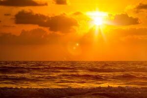 le coucher du soleil sur baga plage. goa photo