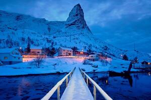 reine village à nuit. lofoten îles, Norvège photo