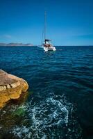 yacht bateau à sarakiniko plage dans égéen mer, milos île , Grèce photo