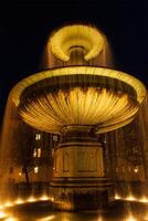Fontaine dans le geschwister-scholl-platz dans le soir. Munich, photo