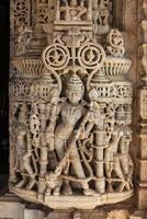 pierre sculpture dans ranakpur temple, Rajasthan photo