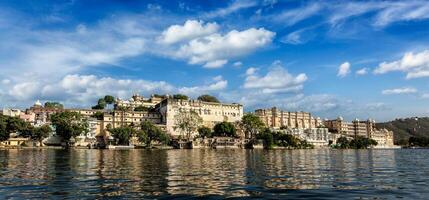 ville palais panorama de le lac. udaïpur, rajasthan, Inde photo