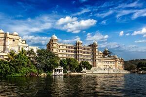ville palais vue de le lac. udaïpur, Rajasthan photo