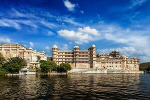 ville palais vue de le lac. udaïpur, Rajasthan photo