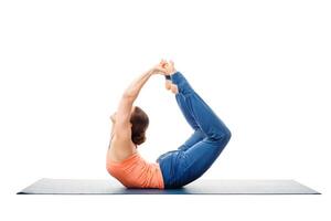 sportif en forme femme les pratiques yoga asana dhanurasana photo