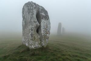 ai généré rangée de ancien mégalithique des pierres n une Prairie dans épais brouillard photo