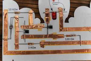 cuivre déjouer des pistes et transistors. une enfants radio-électronique constructeur photo